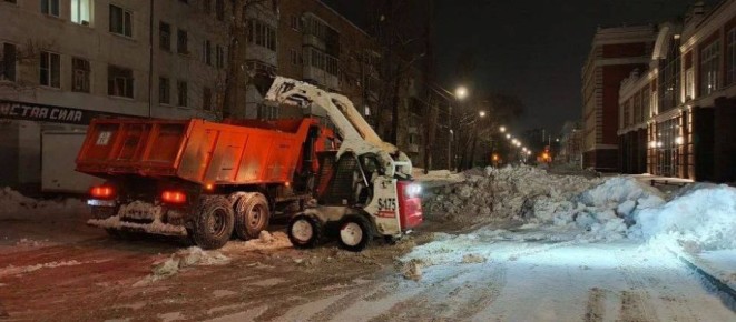 В течение ночи коммунальные службы города устраняли последствия снегопада