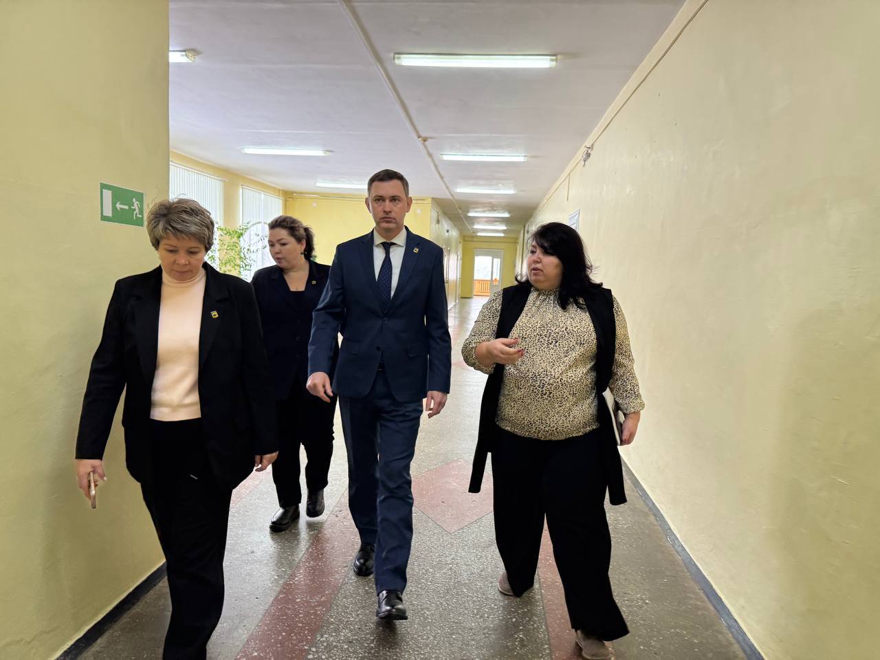 В ходе объезда муниципальных образований посетил несколько сельских школ