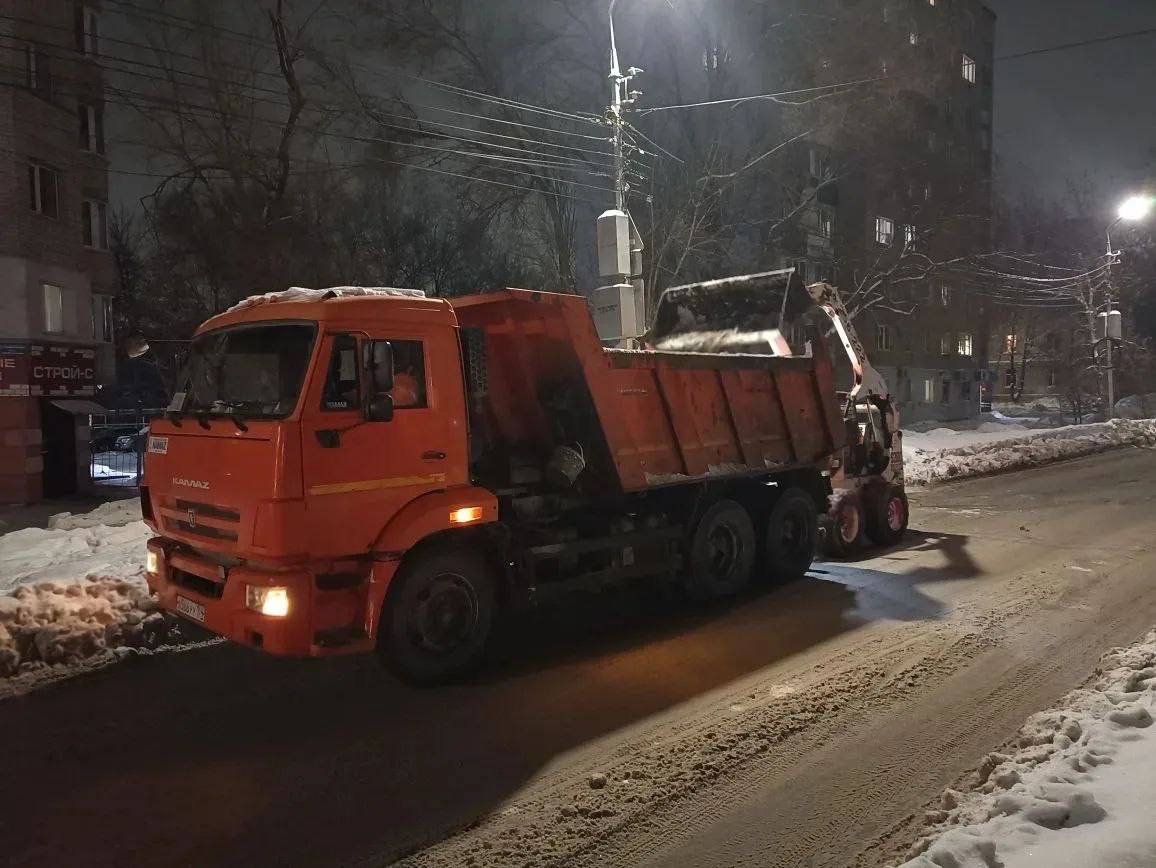 В городе продолжаются плановые работы по уборке снега