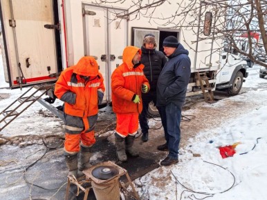 «Саратовводоканал» устраняет повреждение на сетях по улице Батавина