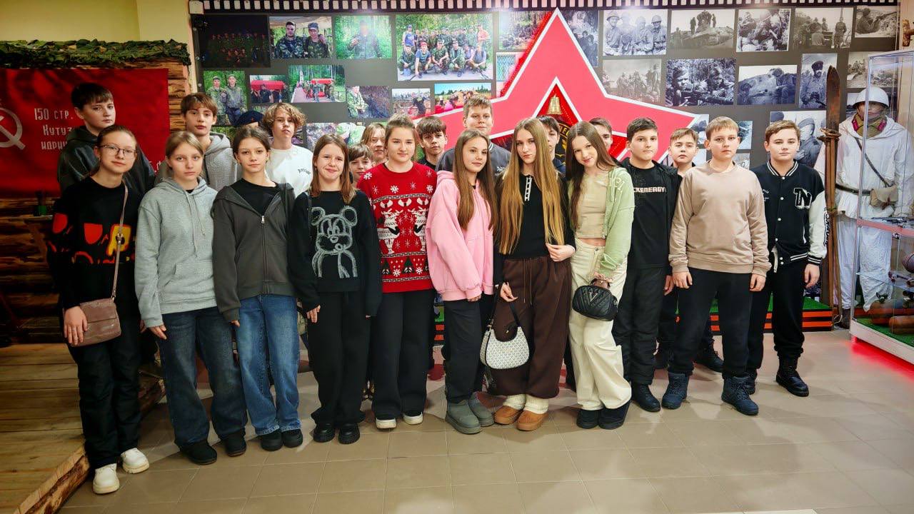 Школьникам провели экскурсию по истории в музее «Боевой славы» Школьникам провели экскурсию по истории в музее «Боевой славы»