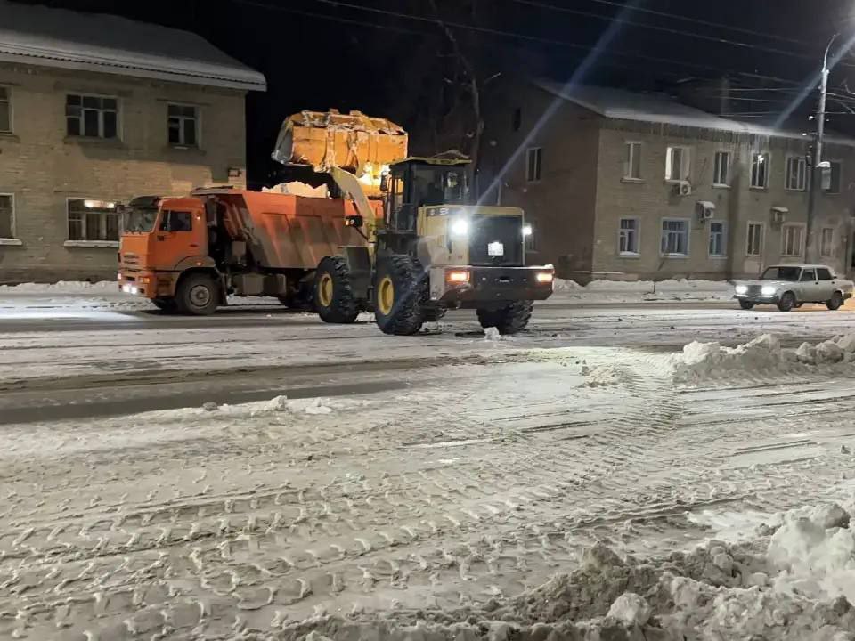 В городе продолжаются плановые работы по уборке снега и наледи