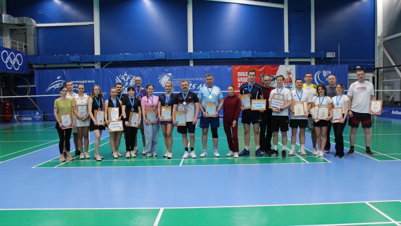 По инициативе прокурора Саратовской области Сергея Филипенко в рамках мероприятий, приуроченных к 304-й годовщине прокуратуры Российской Федерации, состоялся турнир по бадминтону среди работников надзорного ведомства