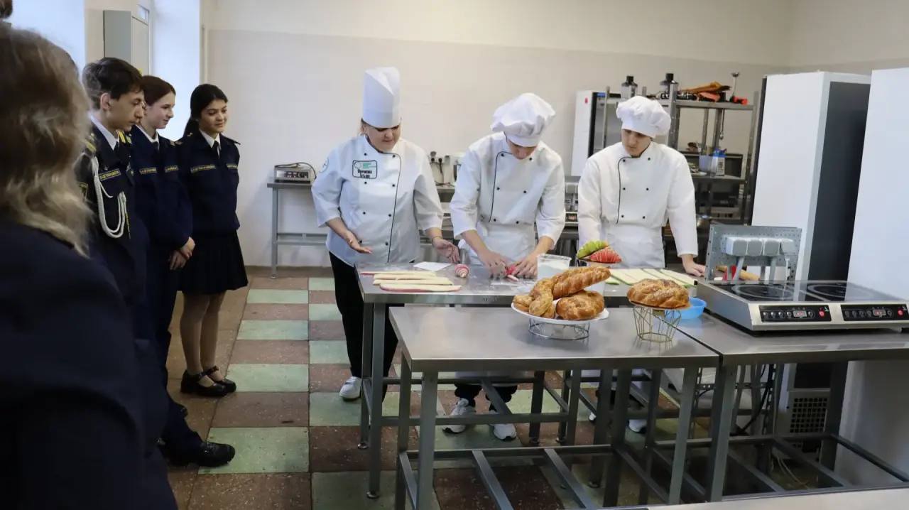 Дорогие студенты! Поздравляю вас с праздником молодости, энергии, вдохновения – Днем российского студенчества! Дорогие студенты! Поздравляю вас с праздником молодости, энергии, вдохновения – Днем российского студенчества!