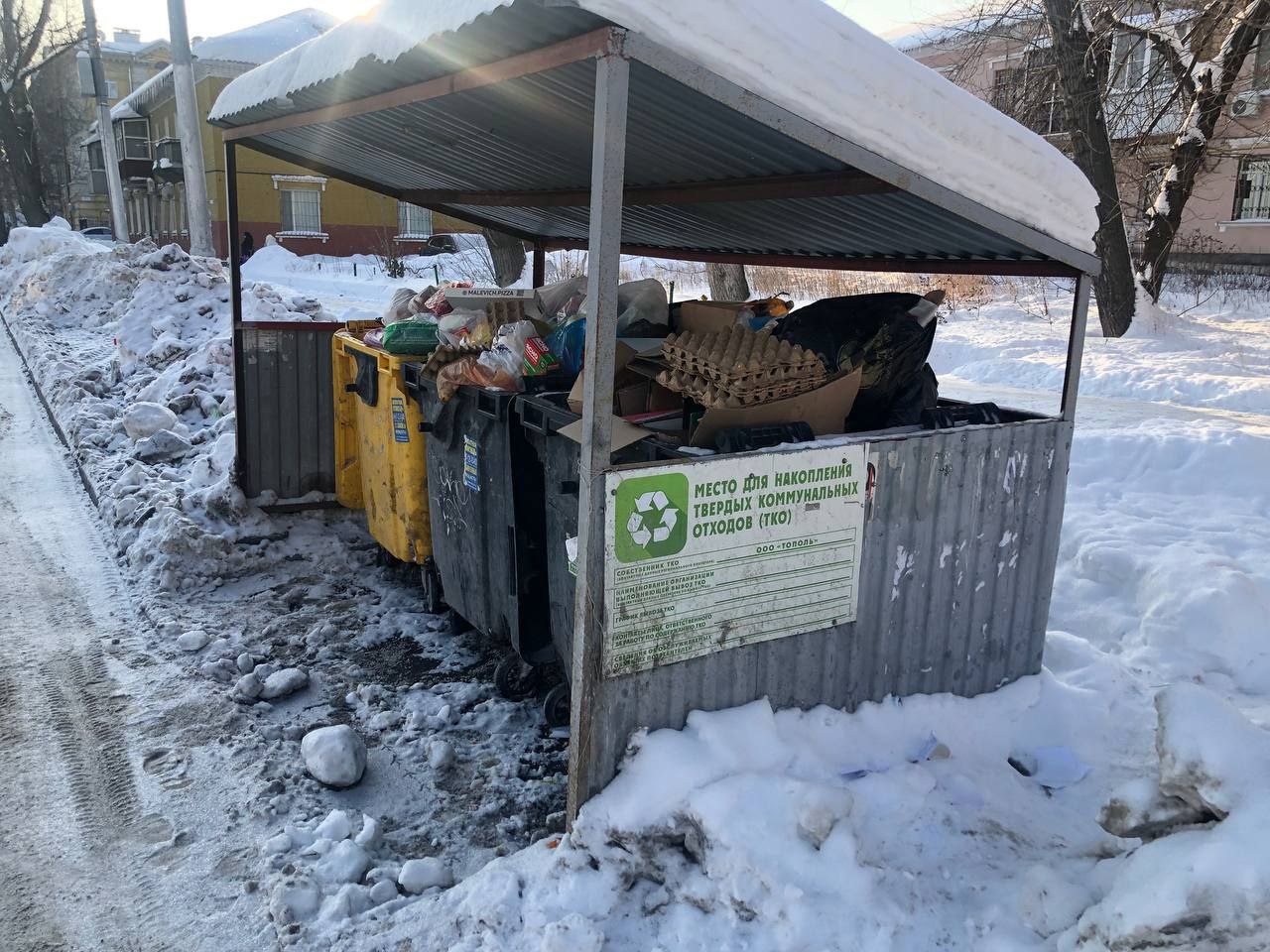 В Саратове выявили нарушения в трех дворах на площадках мусорных контейнеров В Саратове выявили нарушения в трех дворах на площадках мусорных контейнеров