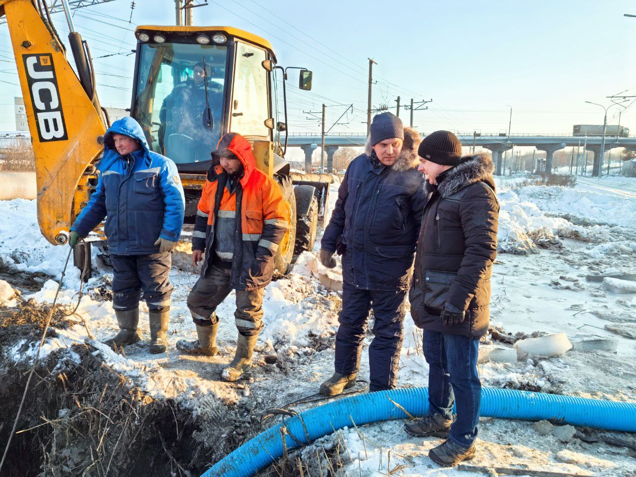 Председатель комитета по ЖКХ Алексей Сидоров проконтролировал ход работ на сетях водоснабжения по 1-му Подшипниковому проезду, д. 35 Председатель комитета по ЖКХ Алексей Сидоров проконтролировал ход работ на сетях водоснабжения по 1-му Подшипниковому проезду, д. 35