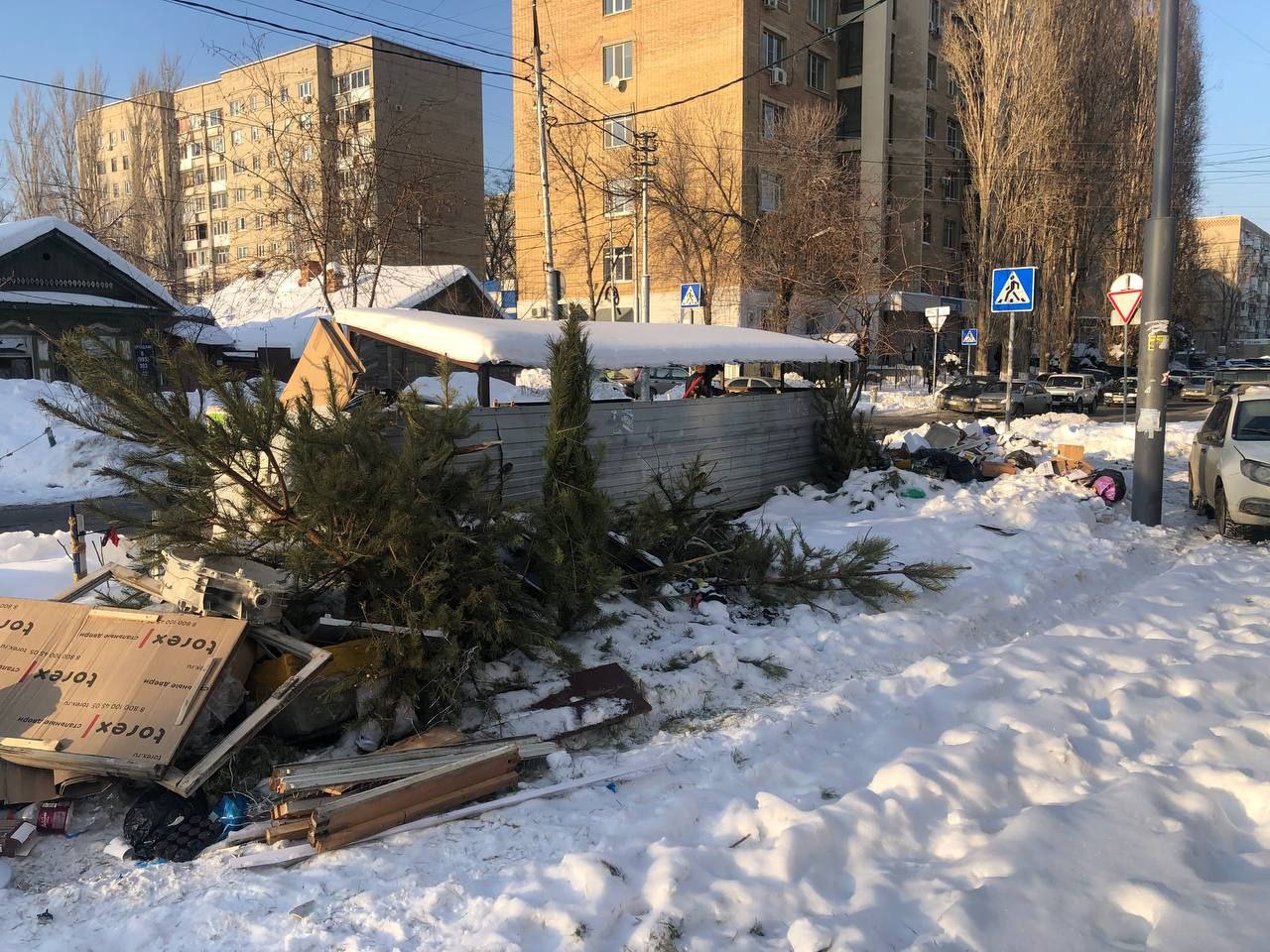 В Саратове выявили нарушения в трех дворах на площадках мусорных контейнеров В Саратове выявили нарушения в трех дворах на площадках мусорных контейнеров