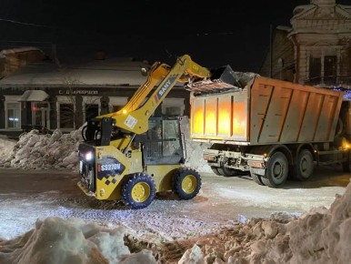 В течение ночи коммунальные службы города устраняли последствия снегопада
