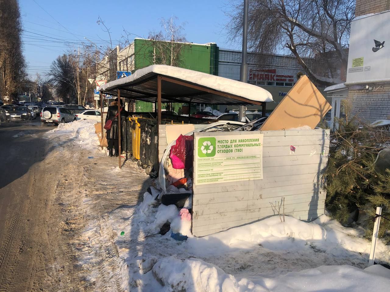 В Саратове выявили нарушения в трех дворах на площадках мусорных контейнеров В Саратове выявили нарушения в трех дворах на площадках мусорных контейнеров
