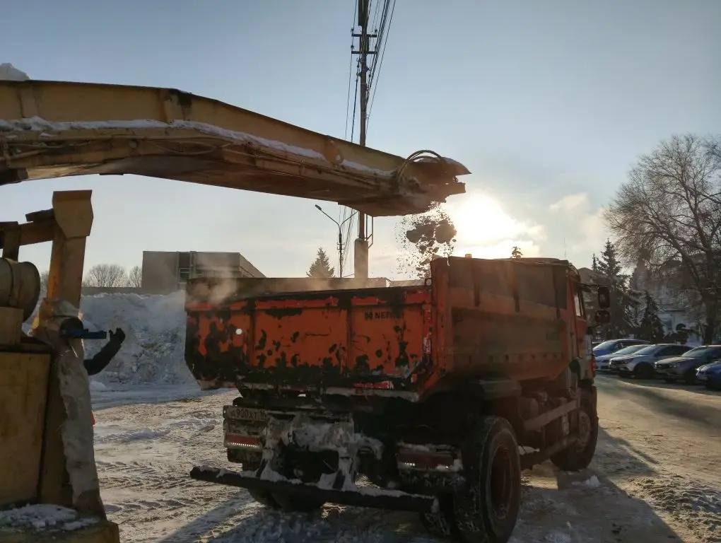 Продолжаем убирать снег с улиц города Продолжаем убирать снег с улиц города