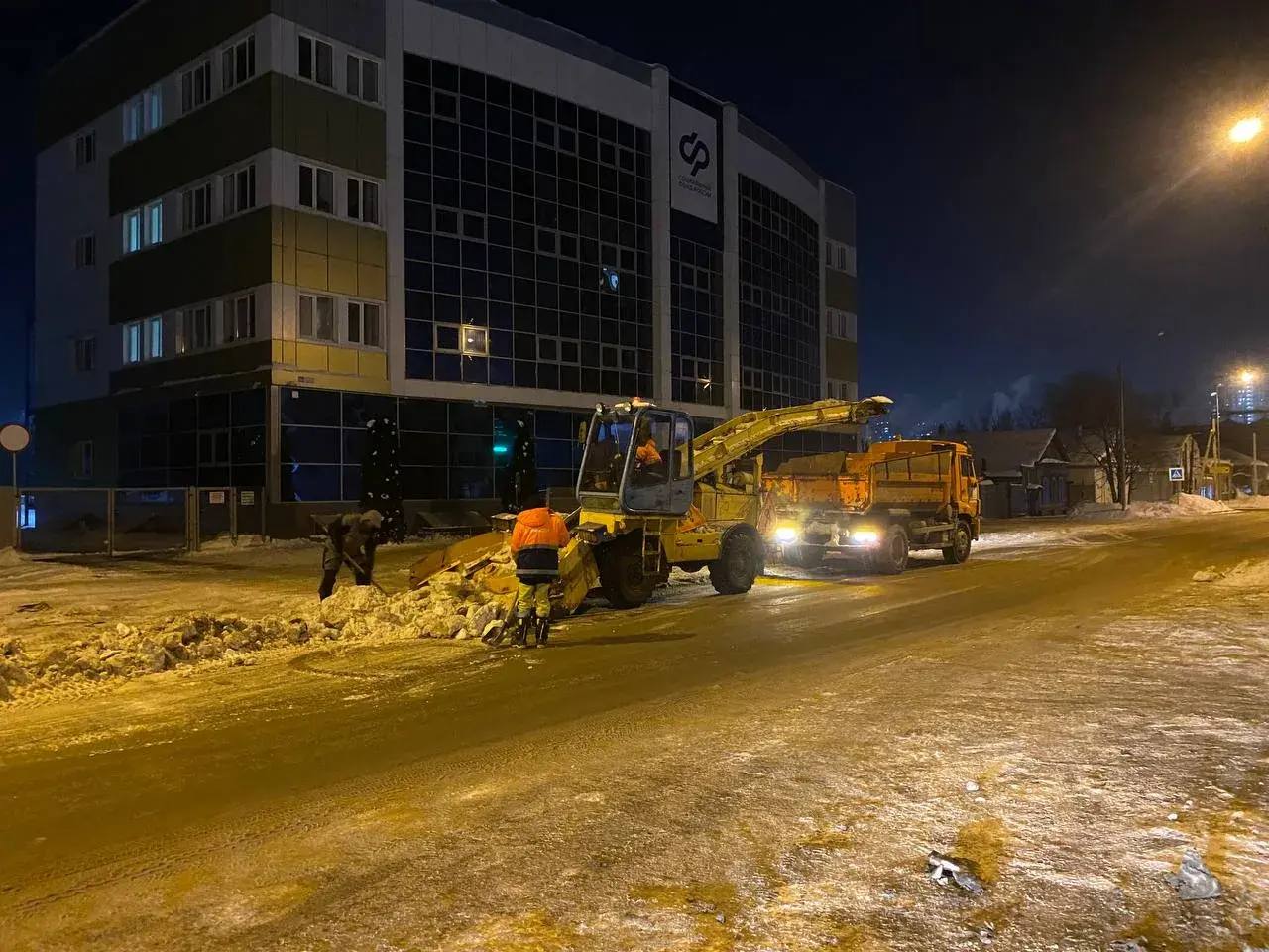 Продолжаем убирать снег с улиц города Продолжаем убирать снег с улиц города