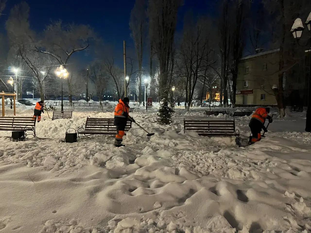 В городе продолжаются плановые работы по уборке снега и наледи В городе продолжаются плановые работы по уборке снега и наледи