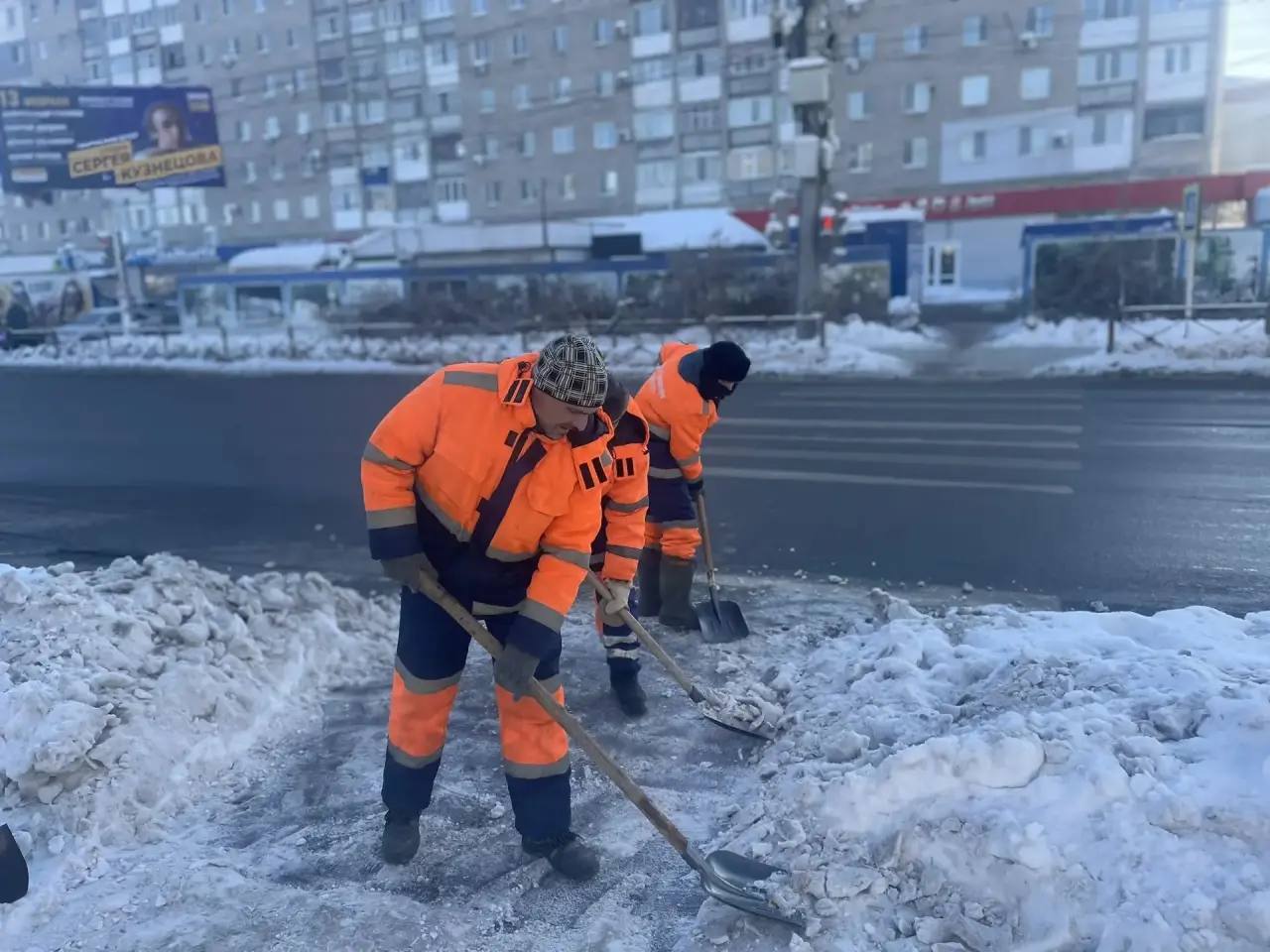 Продолжаем убирать снег с улиц города Продолжаем убирать снег с улиц города