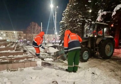 В течение ночи коммунальные службы города устраняли последствия снегопада
