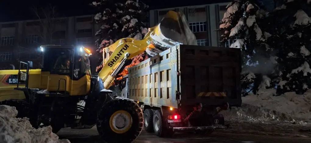 В городе продолжаются плановые работы по уборке снега и наледи