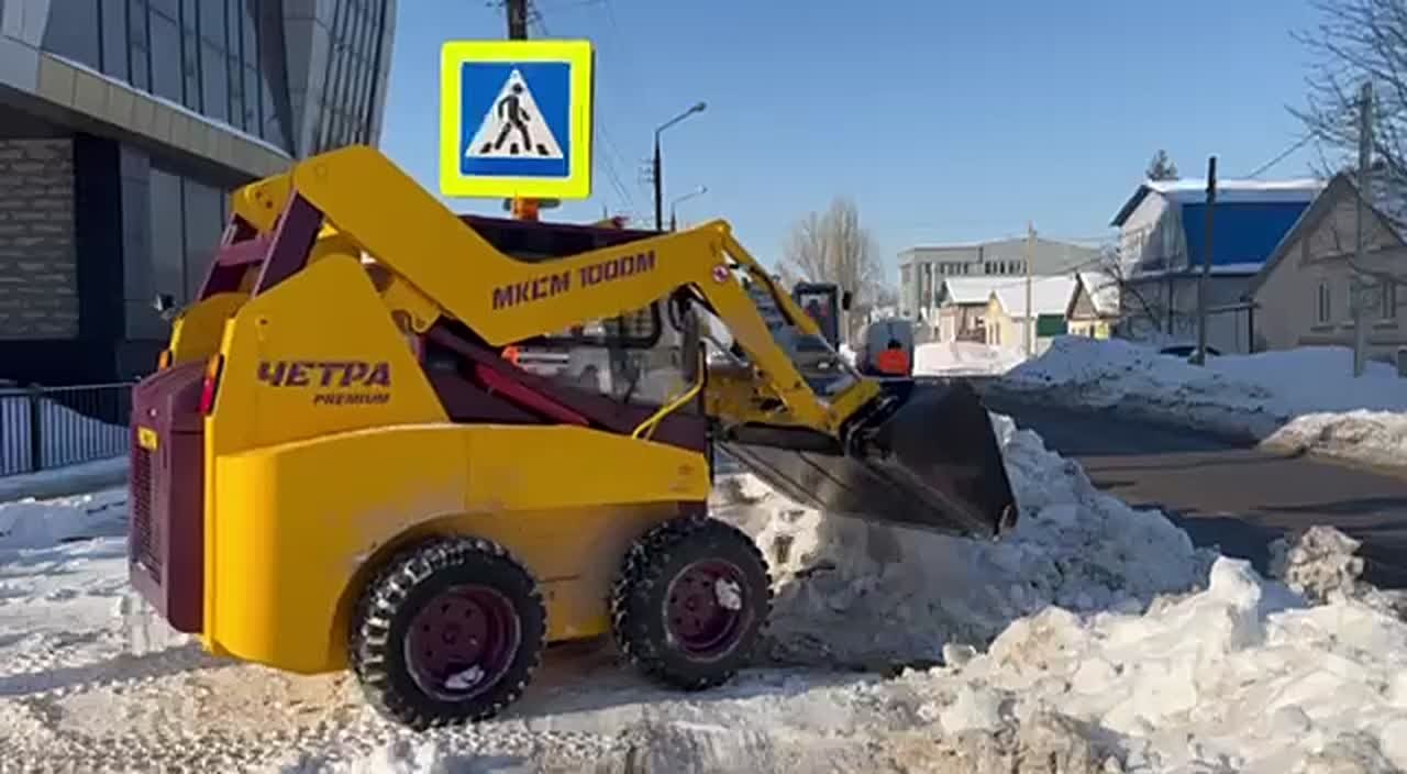 Продолжаем убирать снег с улиц города