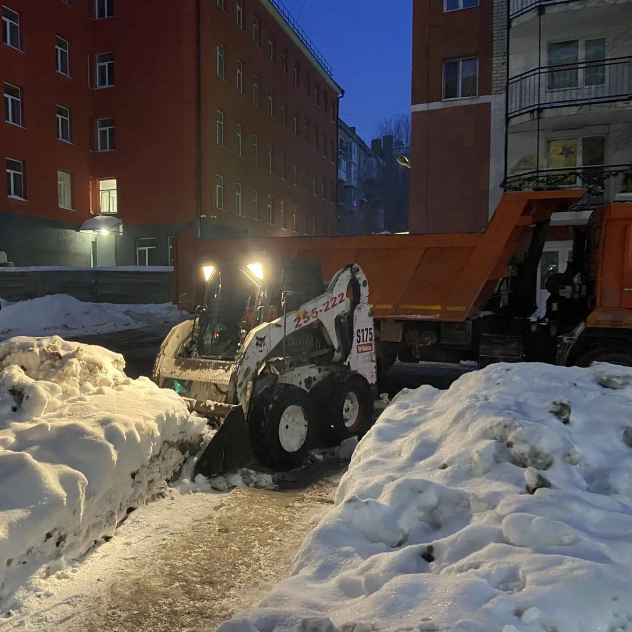 В городе продолжаются плановые работы по уборке снега и наледи В городе продолжаются плановые работы по уборке снега и наледи