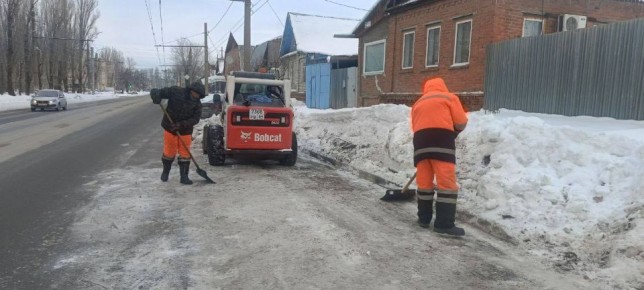 В Балаково продолжаются работы по уборке городских улиц