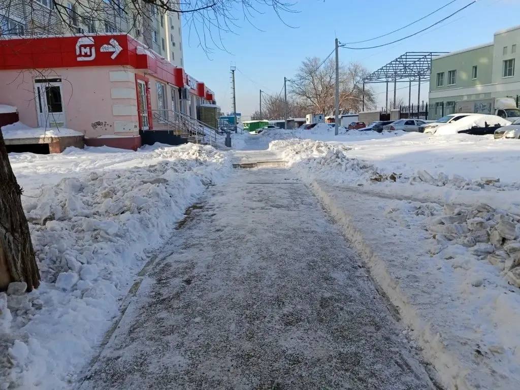 Продолжаем убирать снег с улиц города Продолжаем убирать снег с улиц города