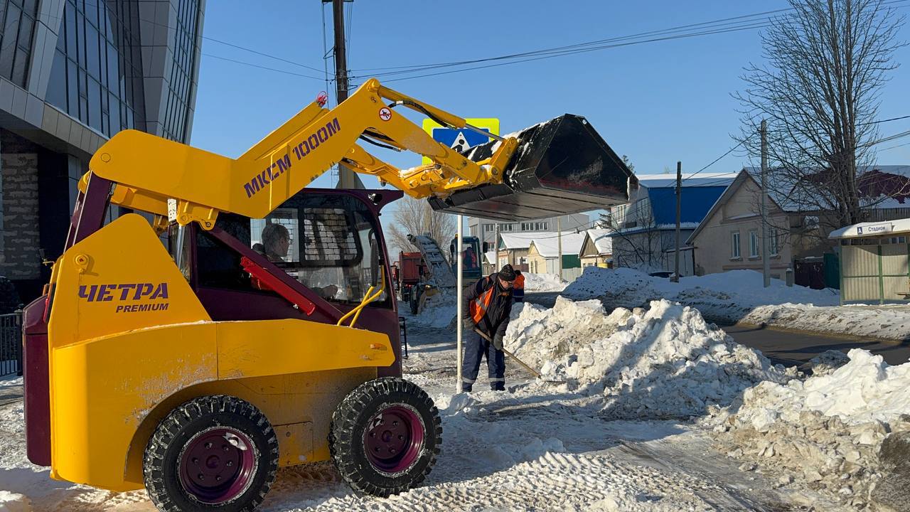 Продолжаем убирать снег с улиц города Продолжаем убирать снег с улиц города