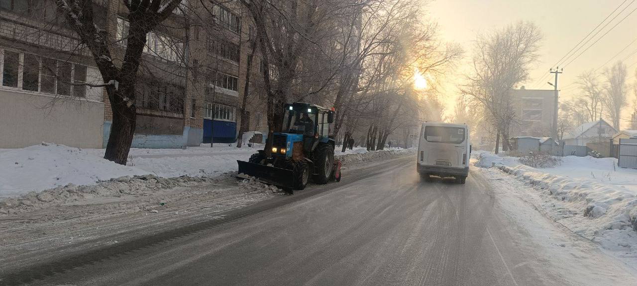 Очистка снега в городе Балаково ведётся в ежедневном режиме Очистка снега в городе Балаково ведётся в ежедневном режиме