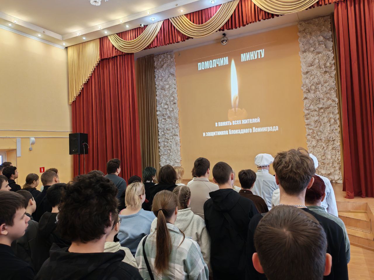 В Энгельсском политехническом колледже выпекли блокадный хлеб В Энгельсском политехническом колледже выпекли блокадный хлеб