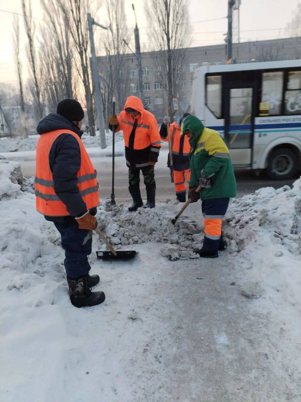 Очистка снега в городе Балаково ведётся в ежедневном режиме Очистка снега в городе Балаково ведётся в ежедневном режиме