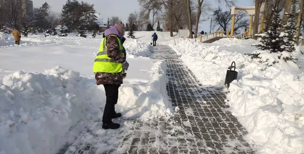 Мероприятия по очистке общественных территорий города продолжаются Мероприятия по очистке общественных территорий города продолжаются