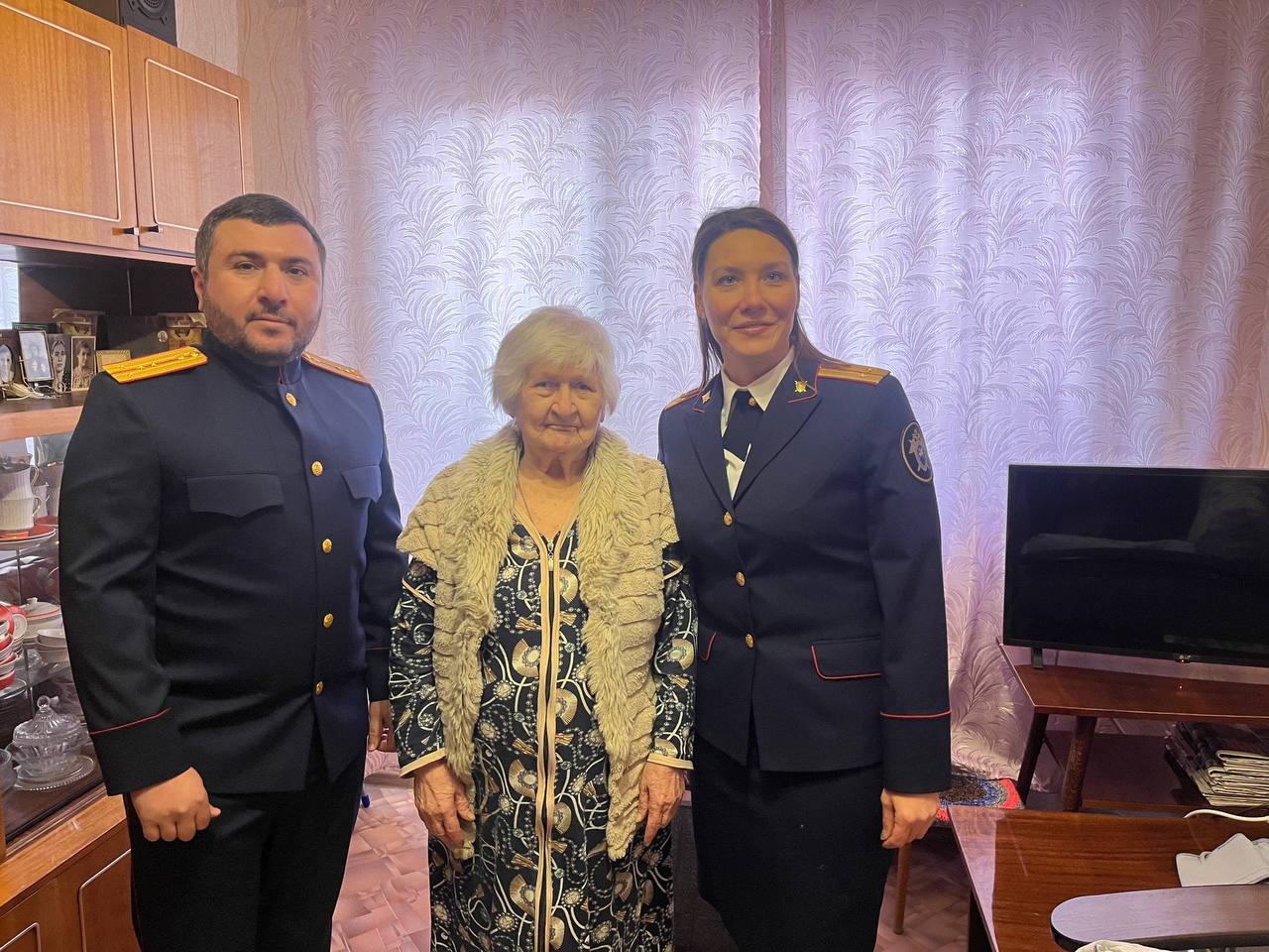 Сотрудники следственного отдела города Саратова поздравили жительницу блокадного Ленинграда с Днем полного освобождения города