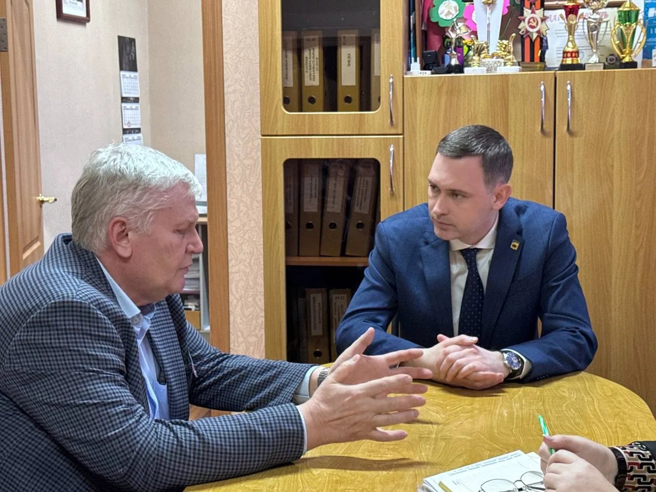 Встретился с представителями родительского актива школы №5 имени В.Д.Хомяковой, вместе осмотрели состояние образовательного учреждения Встретился с представителями родительского актива школы №5 имени В.Д.Хомяковой, вместе осмотрели состояние образовательного учреждения