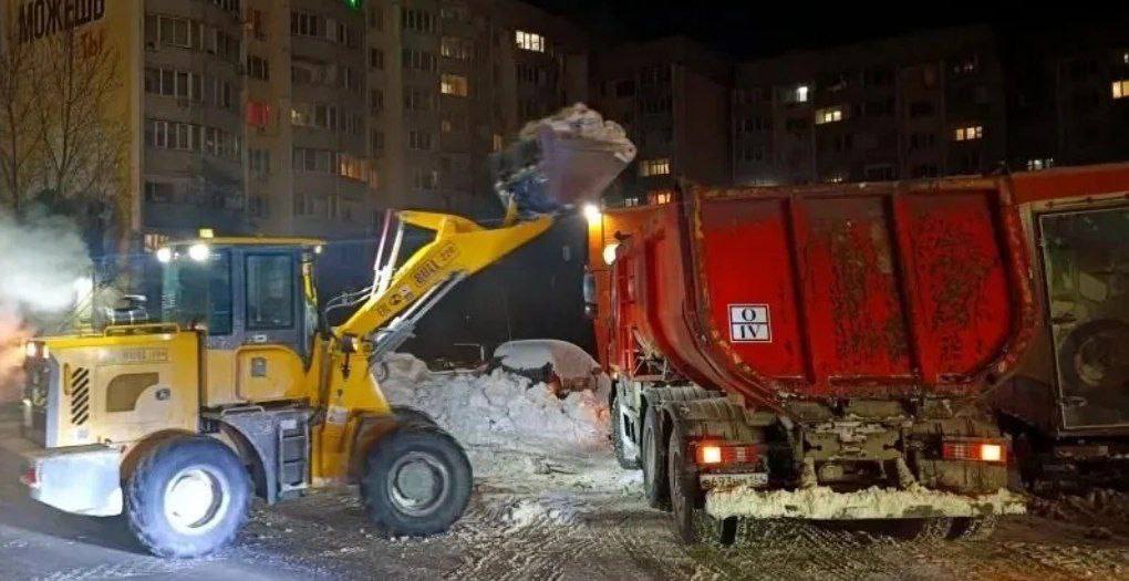 В течение ночи коммунальные службы города устраняли последствия снегопада В течение ночи коммунальные службы города устраняли последствия снегопада
