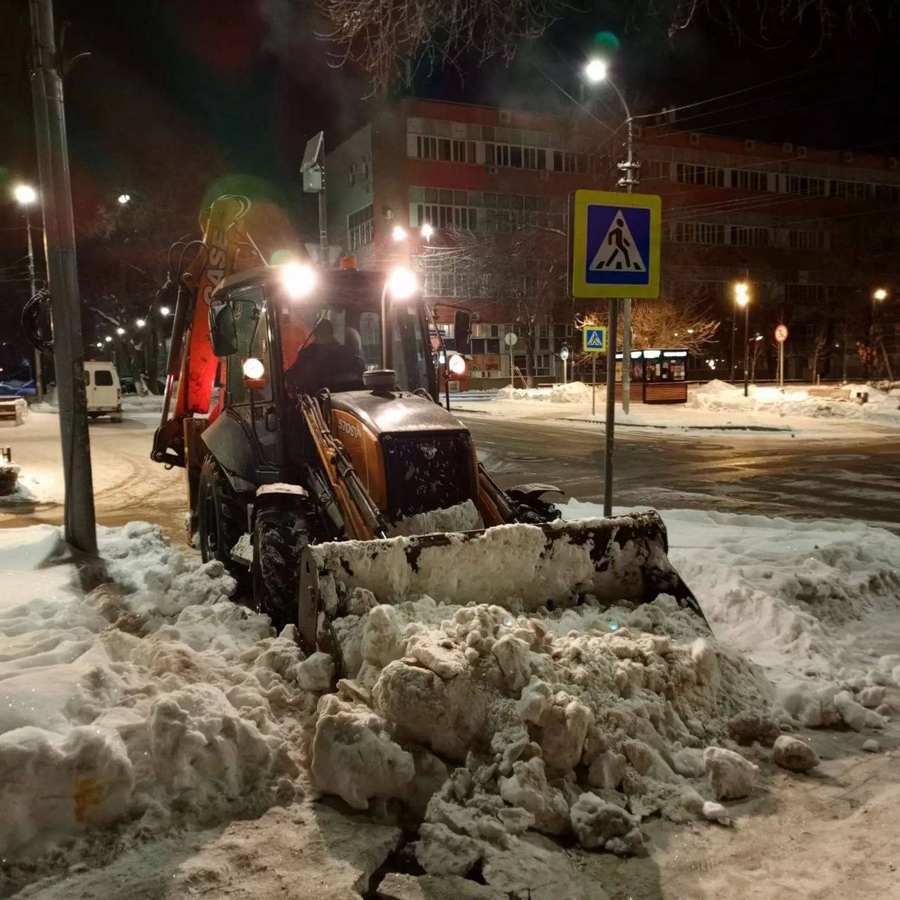 В течение ночи коммунальные службы города устраняли последствия снегопада