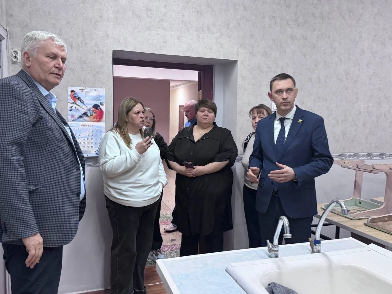 Встретился с представителями родительского актива школы №5 имени В.Д.Хомяковой, вместе осмотрели состояние образовательного учреждения Встретился с представителями родительского актива школы №5 имени В.Д.Хомяковой, вместе осмотрели состояние образовательного учреждения