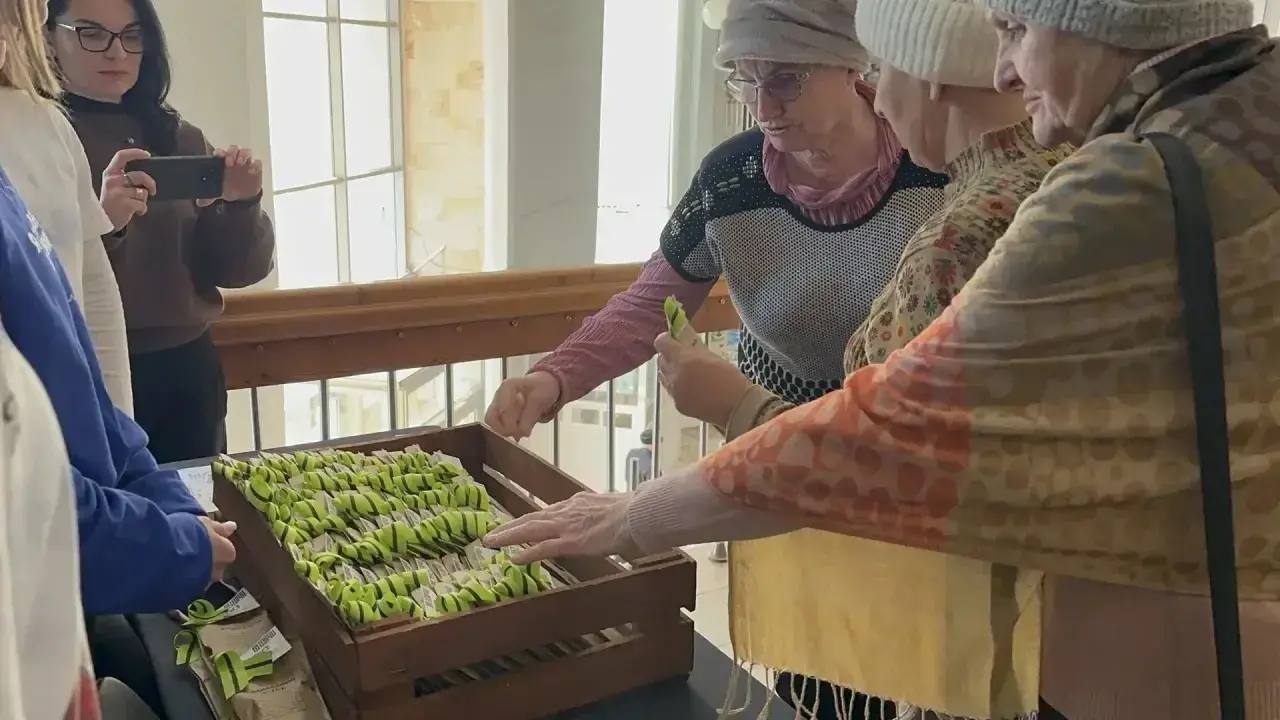 В день 82-й годовщины снятия блокады Ленинграда активисты Энгельсского отделения ВОД «Волонтеров Победы» провели в краеведческом музее традиционную акцию «Блокадный хлеб» В день 82-й годовщины снятия блокады Ленинграда активисты Энгельсского отделения ВОД «Волонтеров Победы» провели в краеведческом музее традиционную акцию «Блокадный хлеб»
