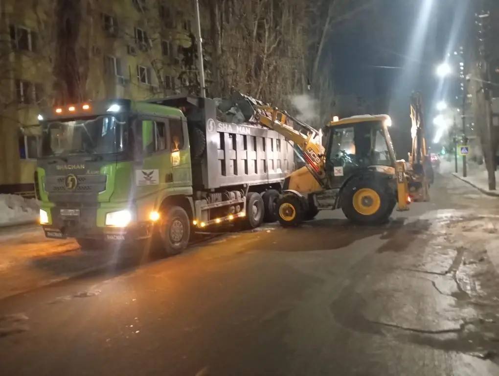 В течение ночи коммунальные службы города устраняли последствия снегопада В течение ночи коммунальные службы города устраняли последствия снегопада