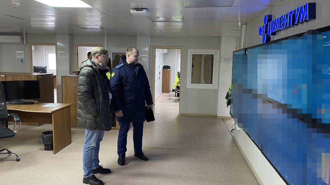 Вольский межрайонный прокурор Константин Чудаев посетил промышленное предприятие ООО «Цементум Волга» Вольский межрайонный прокурор Константин Чудаев посетил промышленное предприятие ООО «Цементум Волга»