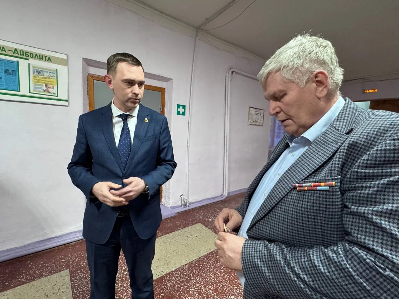 Встретился с представителями родительского актива школы №5 имени В.Д.Хомяковой, вместе осмотрели состояние образовательного учреждения