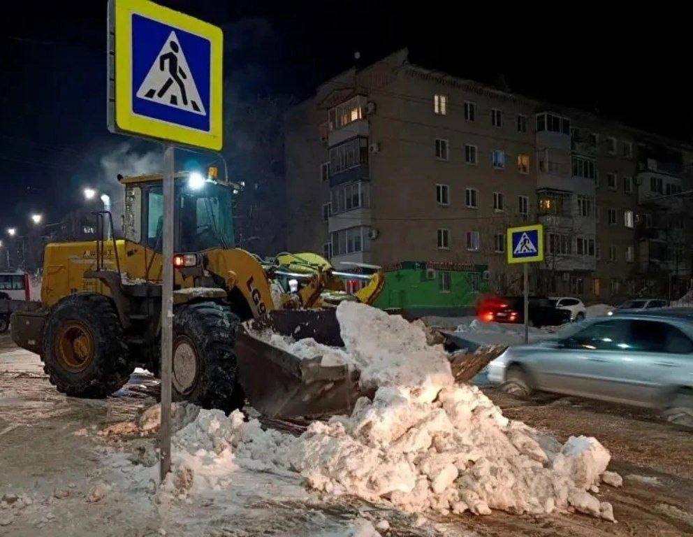 В течение ночи коммунальные службы города устраняли последствия снегопада В течение ночи коммунальные службы города устраняли последствия снегопада