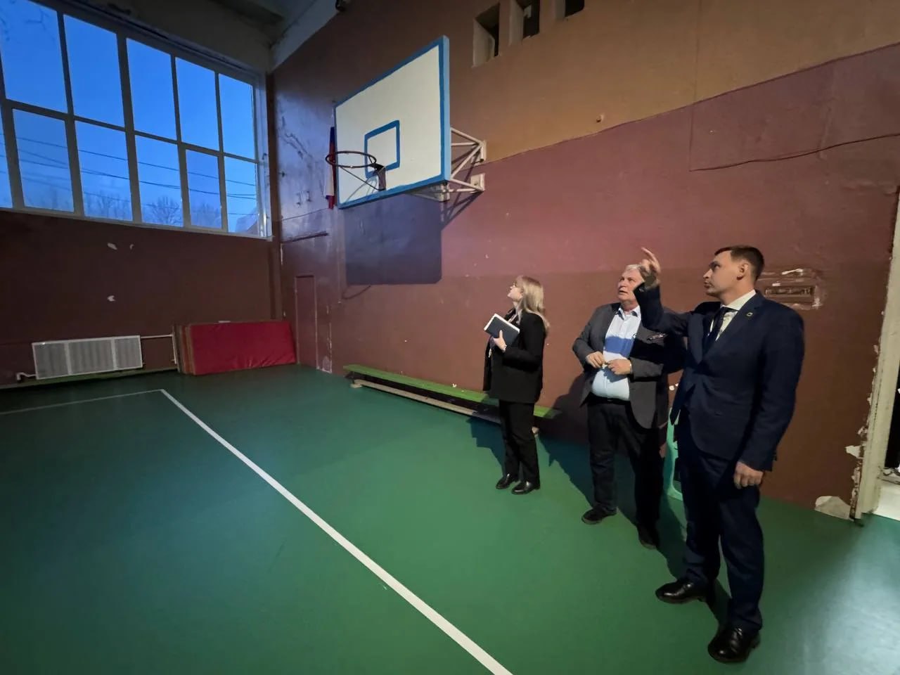 Встретился с представителями родительского актива школы №5 имени В.Д.Хомяковой, вместе осмотрели состояние образовательного учреждения Встретился с представителями родительского актива школы №5 имени В.Д.Хомяковой, вместе осмотрели состояние образовательного учреждения