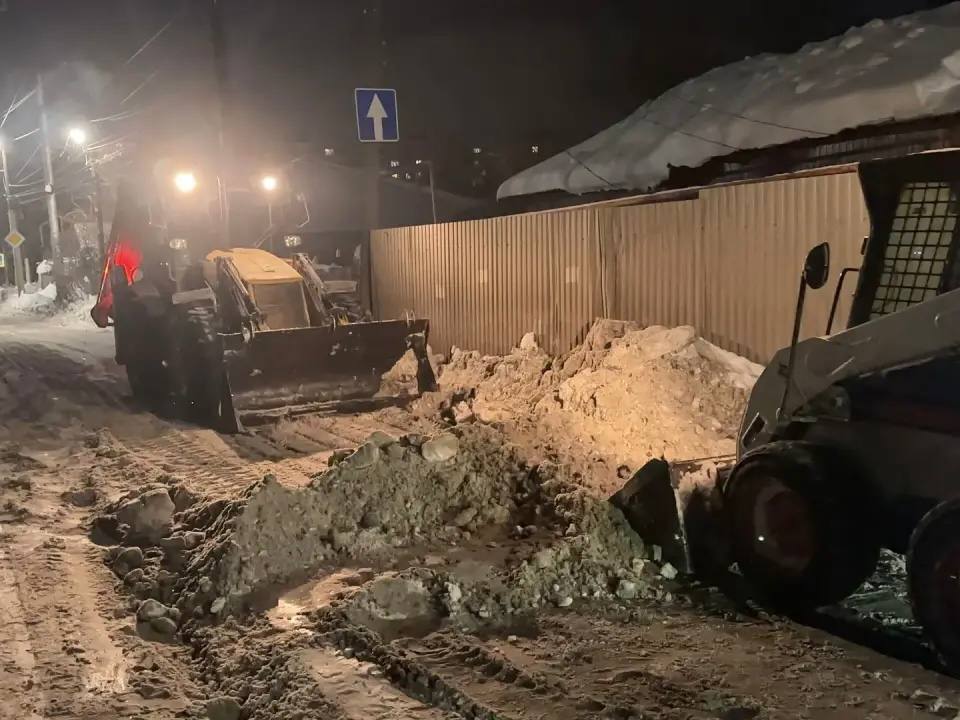 В городе продолжаются плановые работы по уборке снега и наледи В городе продолжаются плановые работы по уборке снега и наледи