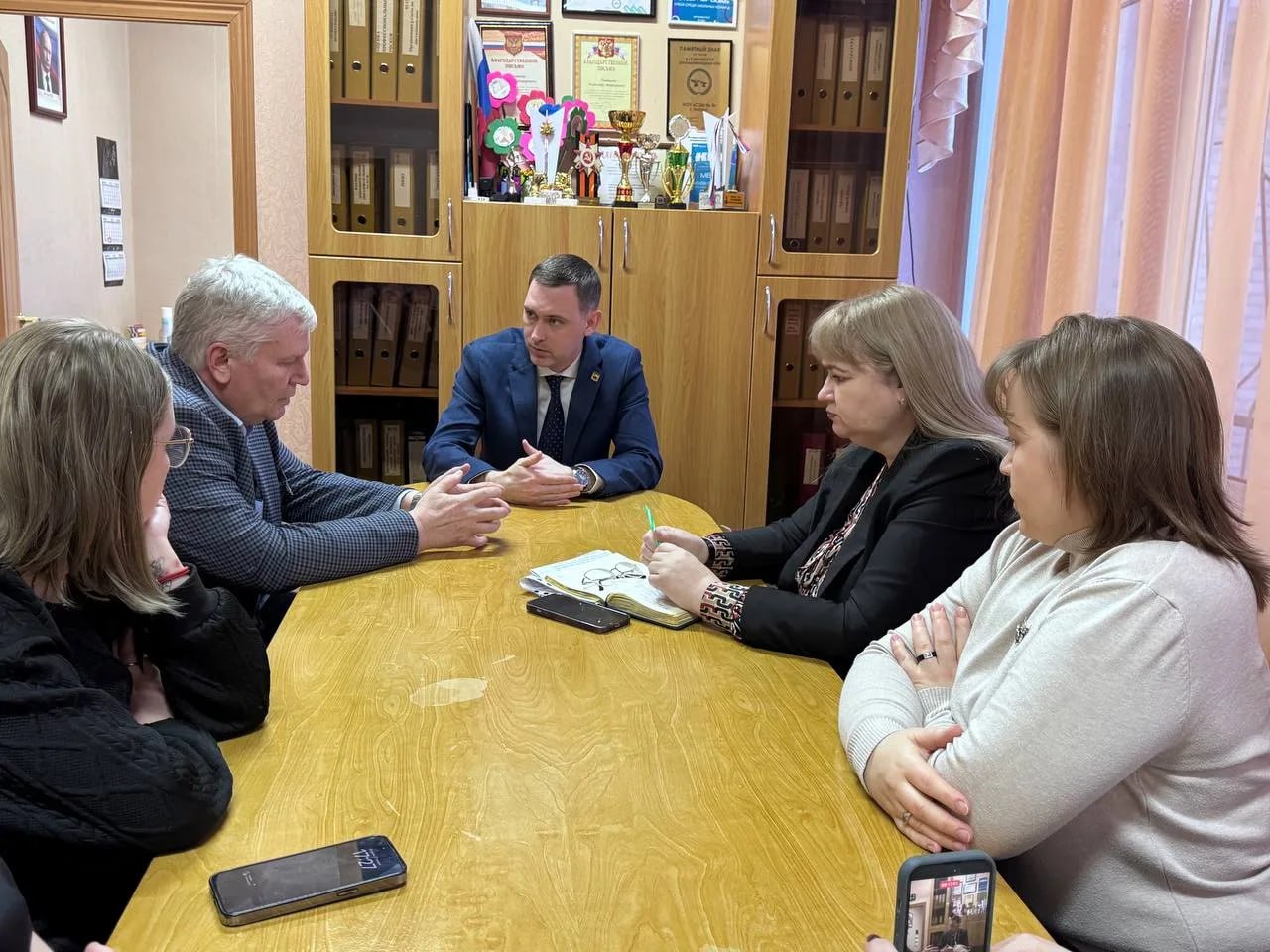 Встретился с представителями родительского актива школы №5 имени В.Д.Хомяковой, вместе осмотрели состояние образовательного учреждения Встретился с представителями родительского актива школы №5 имени В.Д.Хомяковой, вместе осмотрели состояние образовательного учреждения