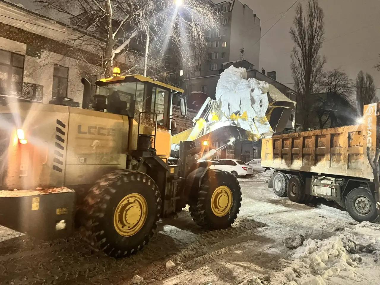 В течение ночи коммунальные службы города устраняли последствия снегопада В течение ночи коммунальные службы города устраняли последствия снегопада