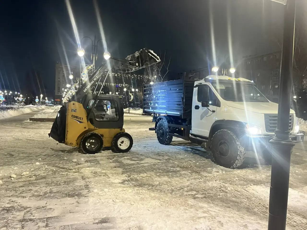 В течение ночи коммунальные службы города устраняли последствия снегопада В течение ночи коммунальные службы города устраняли последствия снегопада