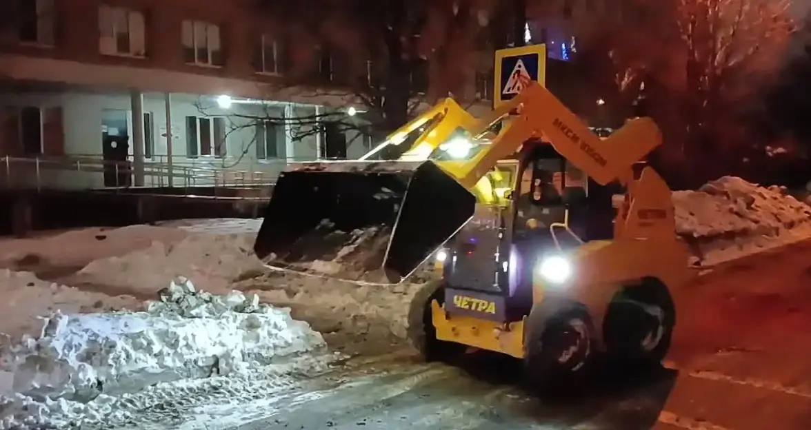 В связи с резкими перепадами температуры, которые создают риск образования гололедицы, мы провели обработку противогололедными материалами части тротуарной и дорожной сети в ночные часы В связи с резкими перепадами температуры, которые создают риск образования гололедицы, мы провели обработку противогололедными материалами части тротуарной и дорожной сети в ночные часы