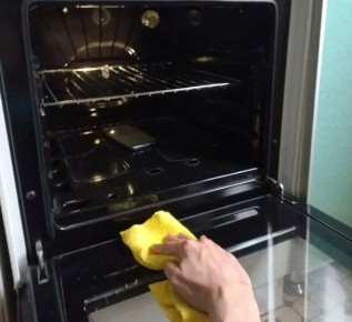 Четыре ложки в противень — и духовка сияет: как быстро убрать жир и застарелый нагар