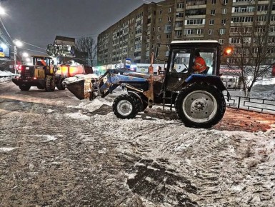 В течение ночи коммунальные службы города устраняли последствия снегопада