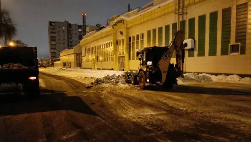 В связи с резкими перепадами температуры, которые создают риск образования гололедицы, мы провели обработку противогололедными материалами части тротуарной и дорожной сети в ночные часы В связи с резкими перепадами температуры, которые создают риск образования гололедицы, мы провели обработку противогололедными материалами части тротуарной и дорожной сети в ночные часы