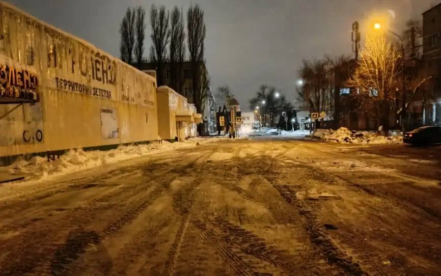 В связи с резкими перепадами температуры, которые создают риск образования гололедицы, мы провели обработку противогололедными материалами части тротуарной и дорожной сети в ночные часы В связи с резкими перепадами температуры, которые создают риск образования гололедицы, мы провели обработку противогололедными материалами части тротуарной и дорожной сети в ночные часы