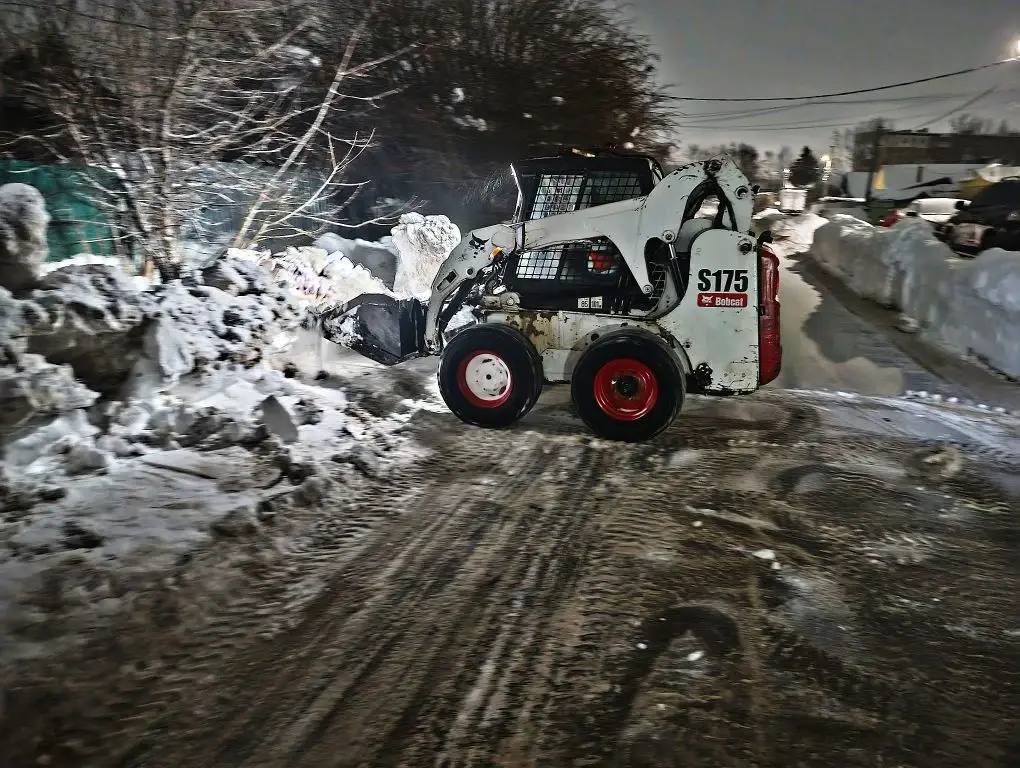 В течение ночи коммунальные службы города устраняли последствия снегопада В течение ночи коммунальные службы города устраняли последствия снегопада