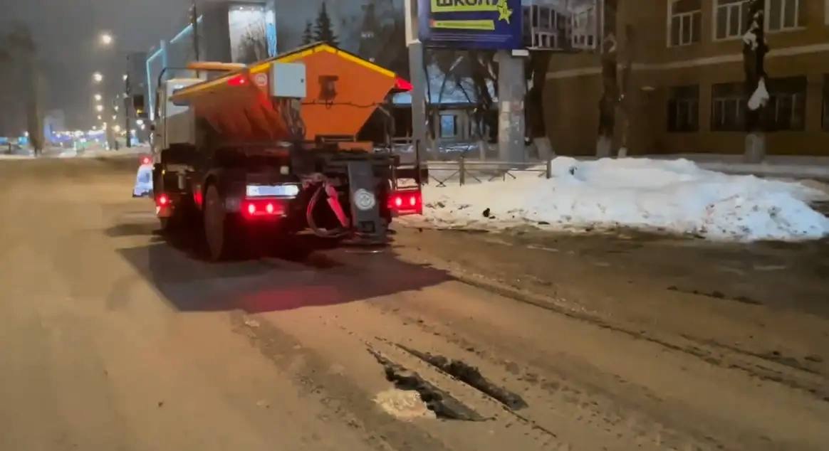 В связи с резкими перепадами температуры, которые создают риск образования гололедицы, мы провели обработку противогололедными материалами части тротуарной и дорожной сети в ночные часы В связи с резкими перепадами температуры, которые создают риск образования гололедицы, мы провели обработку противогололедными материалами части тротуарной и дорожной сети в ночные часы